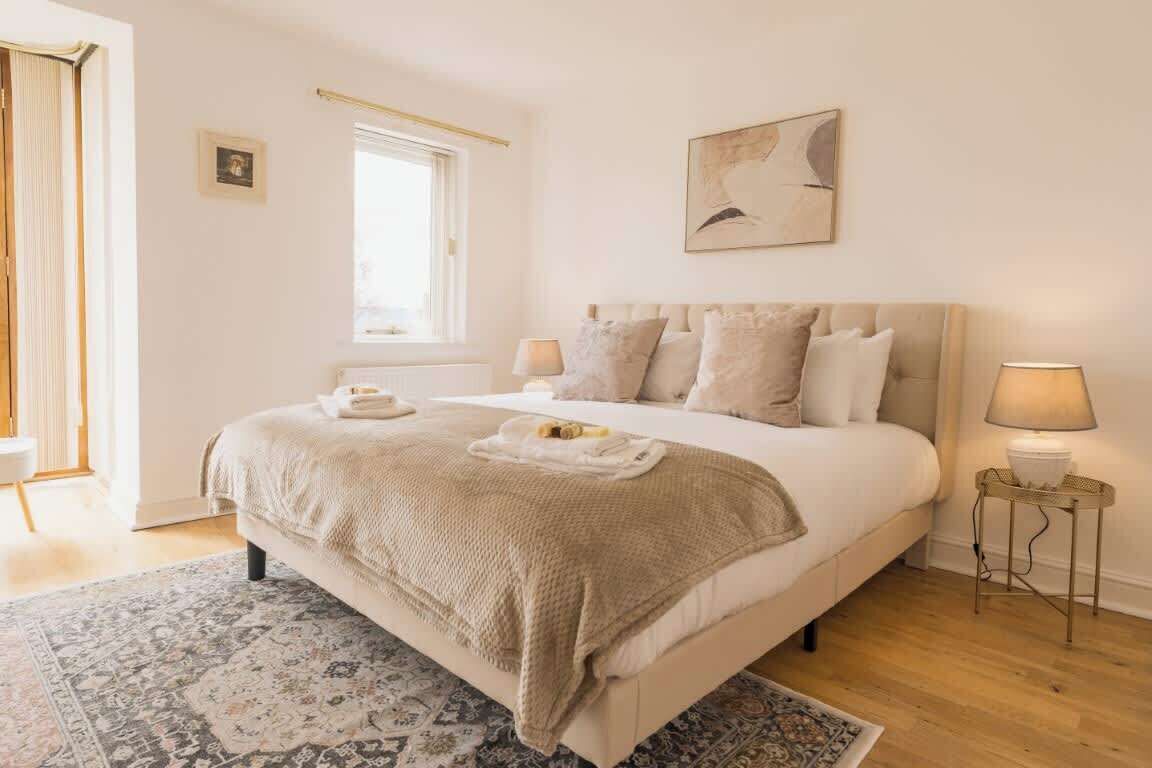 5 quartos, ferros/tábuas de passar roupa, berço de viagem