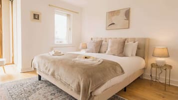 5 quartos, ferros/tábuas de passar roupa, berço de viagem