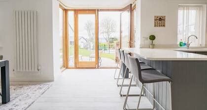 5 Bedroom Home, Sleeps 10, Nr Royal Liverpool Golf