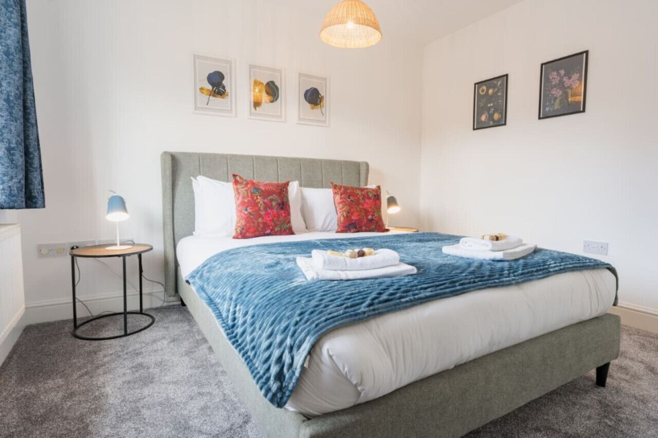 5 quartos, ferros/tábuas de passar roupa, berço de viagem