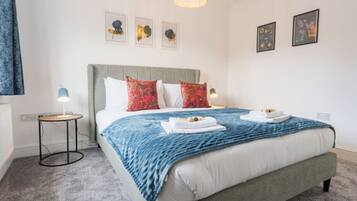 5 quartos, ferros/tábuas de passar roupa, berço de viagem