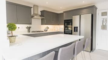 Geladeira, micro-ondas, fogão, cooktop