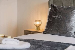 5 bedrooms, iron/ironing board, travel cot, free WiFi - 5 Bedroom Home, Sleeps 10, Nr Royal Liverpool Golf (Merseyside)