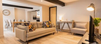 Stylish & modern terraced home Sleeps up to 11
