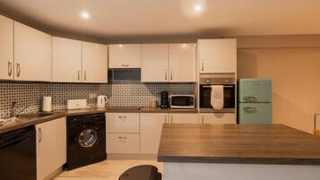 Réfrigérateur, four, plaque de cuisson, cafetiÚre/bouilloire