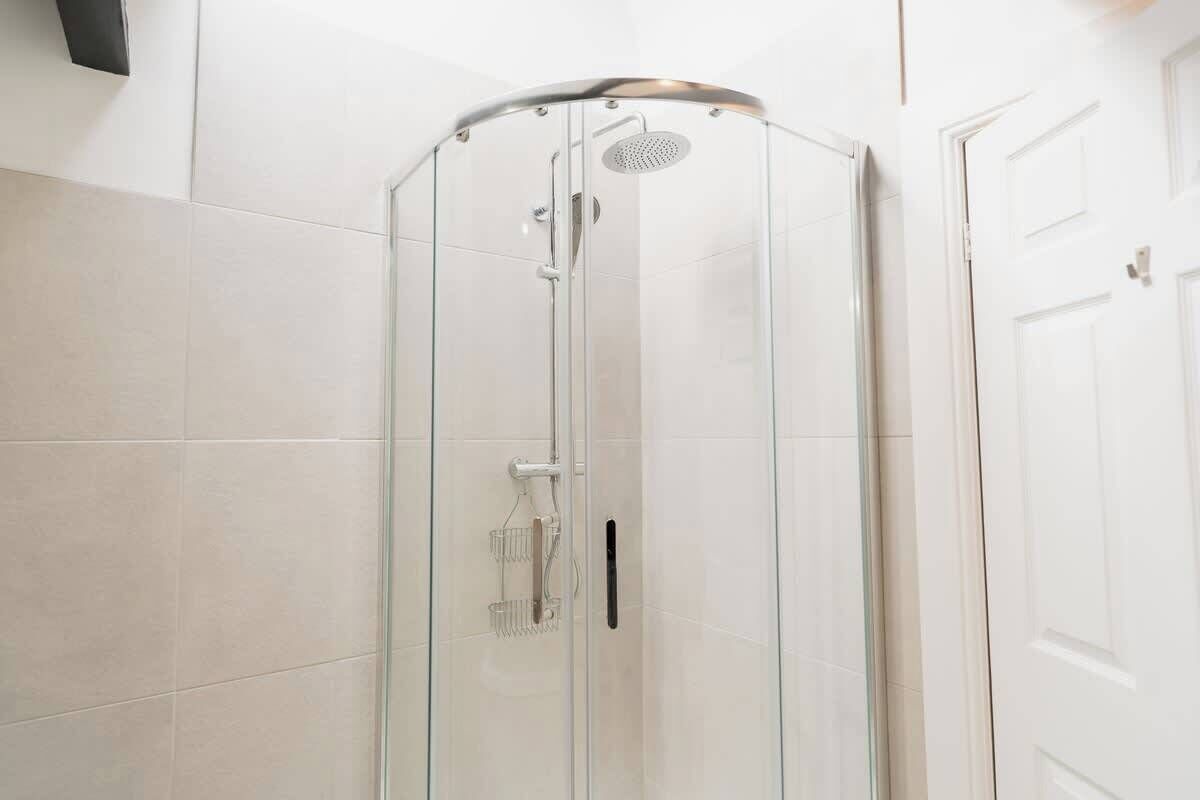 Douche, sèche-cheveux, shampoing