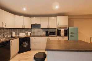 Fridge, microwave, oven, stovetop - Well Decorated Home, Charming Village Location (Tarvin)