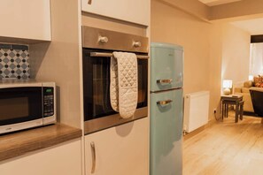 Fridge, microwave, oven, stovetop - Well Decorated Home, Charming Village Location (Tarvin)