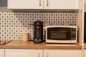 Kühlschrank, Ofen, Herdplatte, Wasserkocher mit Kaffee-/Teezubehör
