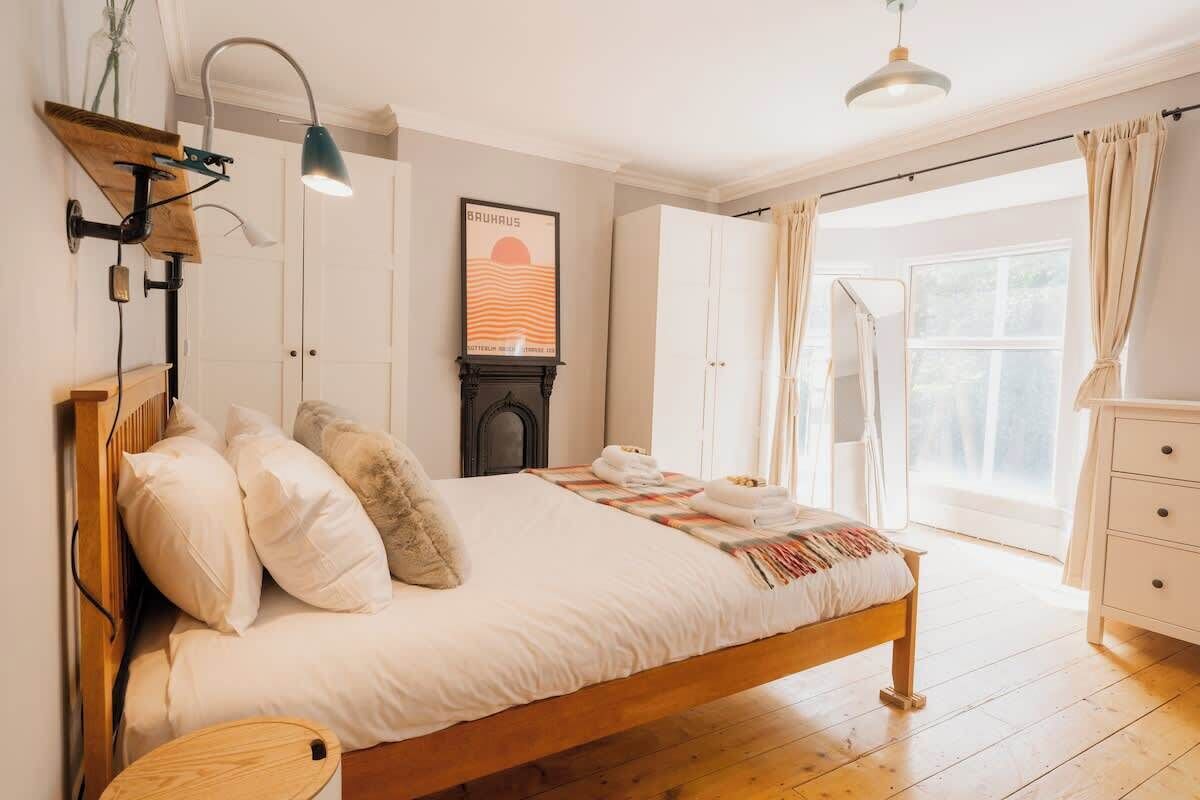 3 bedrooms, iron/ironing board, travel crib, free WiFi