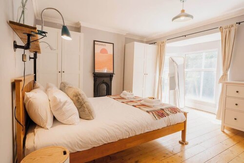 Sleeps 6, off street parking, close to city