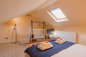 3 bedrooms, iron/ironing board, travel cot, free WiFi - Fantastic location nr Race Course & City- Sleeps 6 (Cheshire West and Chester)