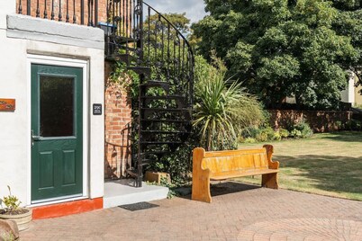 Spacious 2 bed flat Near Royal Liverpool Golf Club