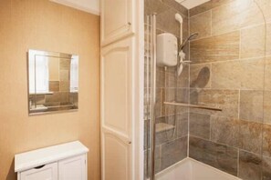 Douche, sèche-cheveux, shampoing