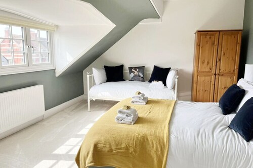 Stylishly decorated 3 bed home close to the sea