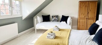 Stylishly decorated 3 bed home close to the sea