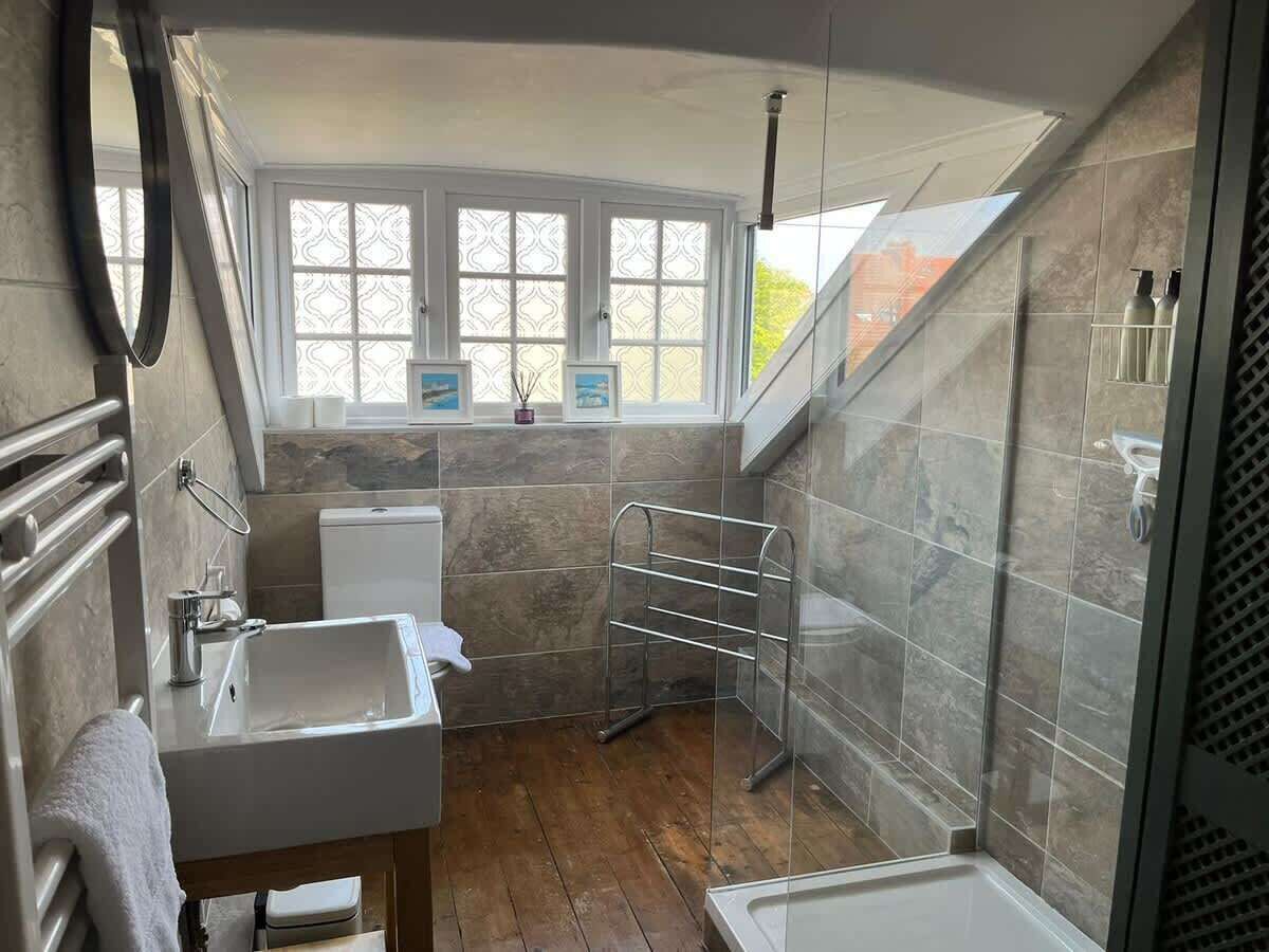 Een douche, een haardroger, shampoo