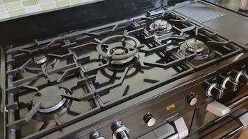 Kjøleskap, mikrobølgeovn, ovn og kokeplater