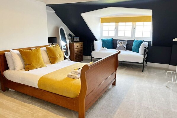 3 Schlafzimmer, Schreibtisch, Bügeleisen/Bügelbrett, Reisekinderbett