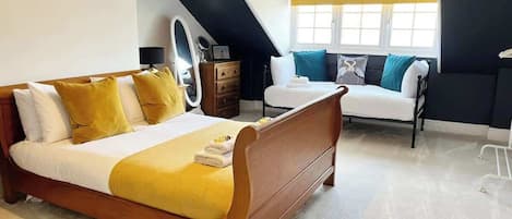 3 室のベッドルーム、デスク、アイロン / アイロン台、旅行用ベビーベッド