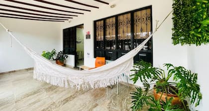 ÂĄA 2 Cuadras del Aeropuerto y Cerca de Todo! Casa Familiar, Limpia y Tranquila