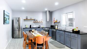 Geladeira grande, micro-ondas, fogão, cooktop