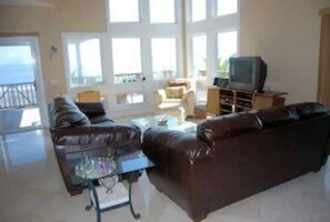 Smart TV, books - Life's A Beach

 (Utila)