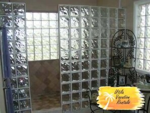 Interior - Life's A Beach

 (Utila)