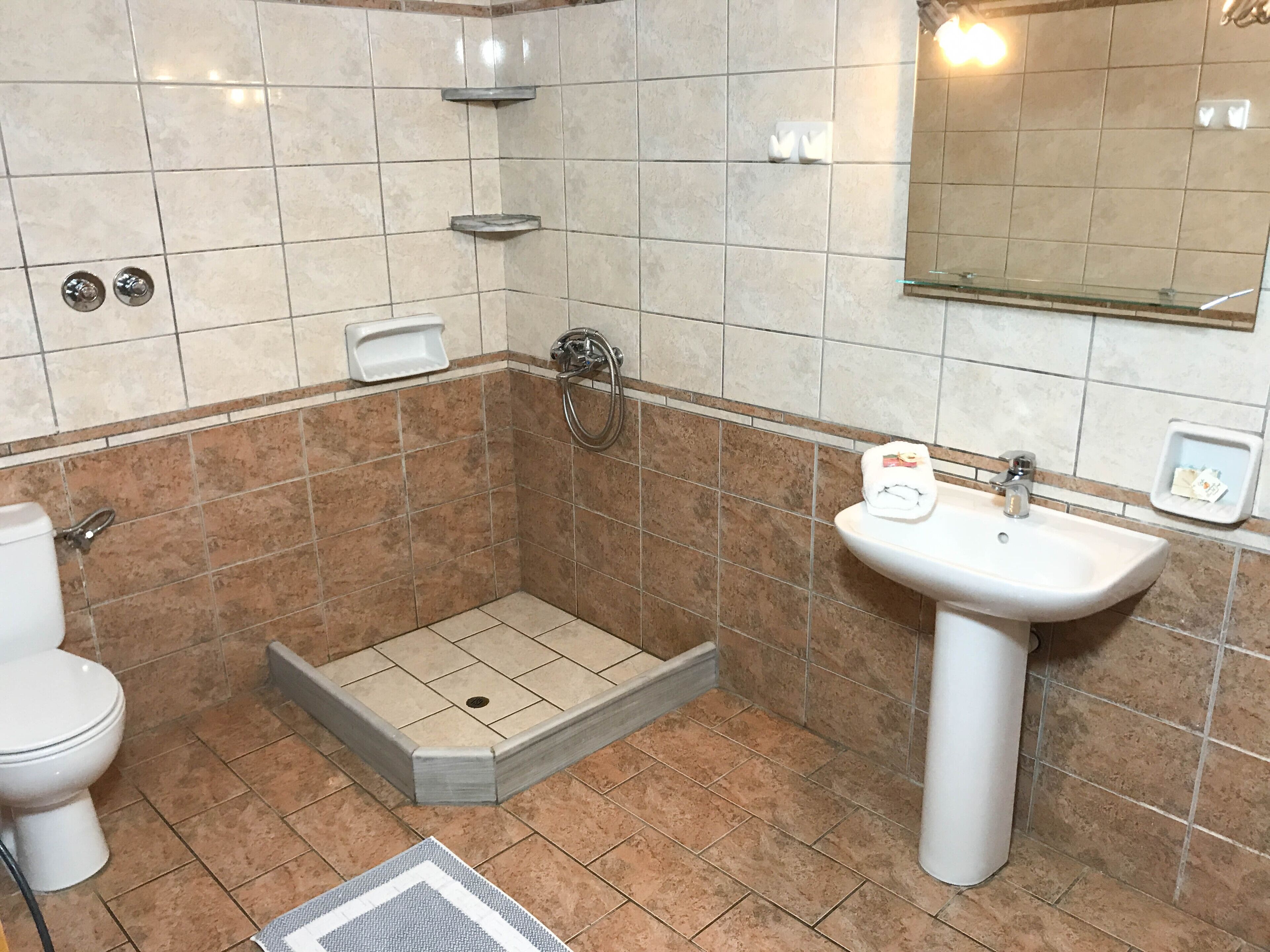 Kylpyhuone, jossa on suihku, wc ja pesuallas.