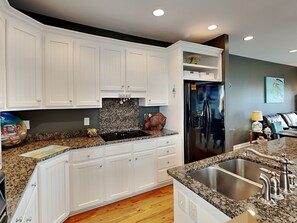 Geladeira, micro-ondas, fogão, cooktop