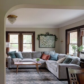 Smart-TV, Kamin, Bücher