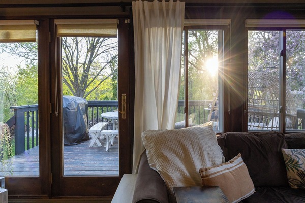 Una Smart TV, una chimenea, libros