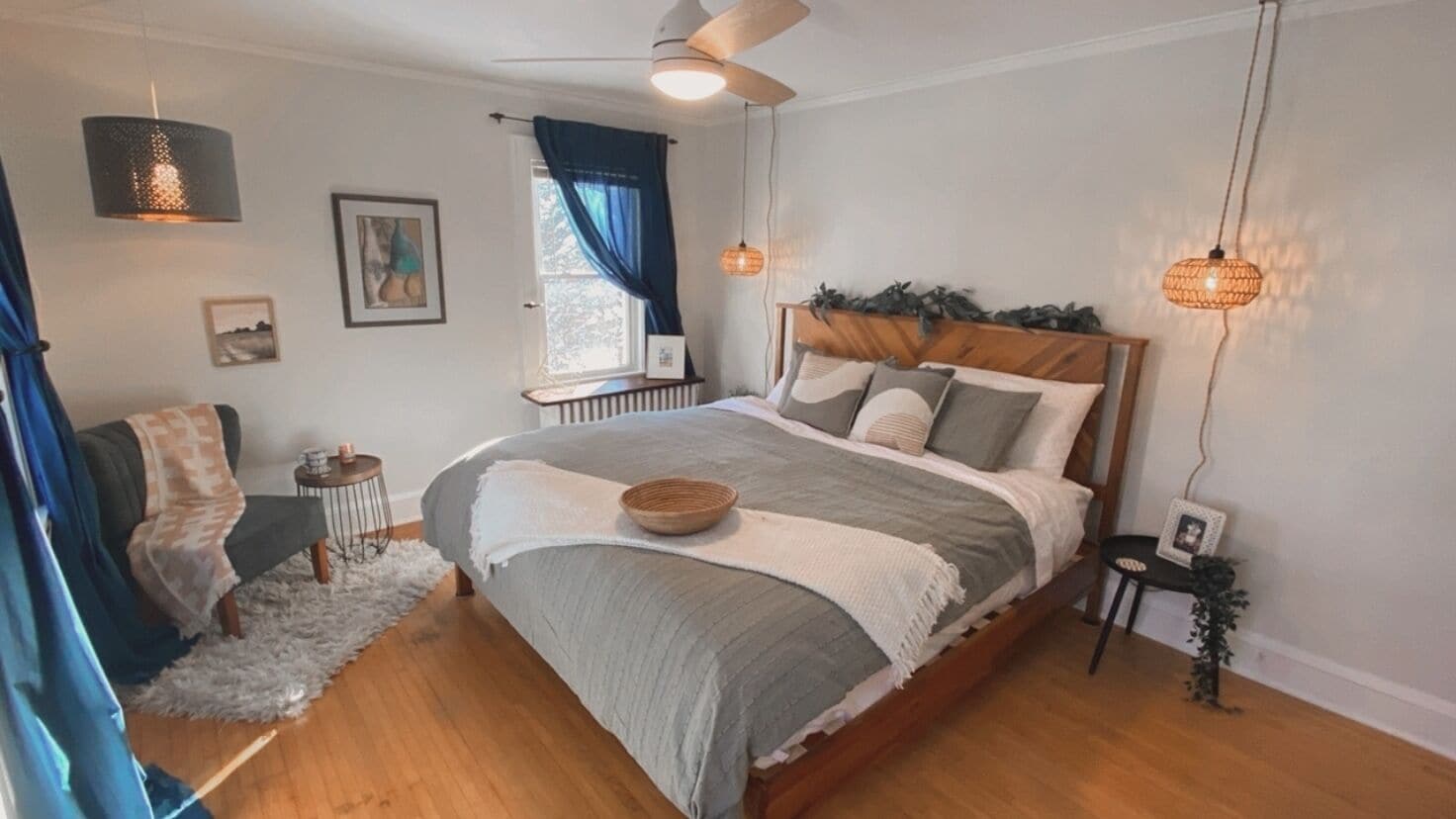 3 slaapkamers, een bureau, een strijkplank/strijkijzer, reisbedje