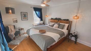 3 slaapkamers, een bureau, een strijkplank/strijkijzer, reisbedje