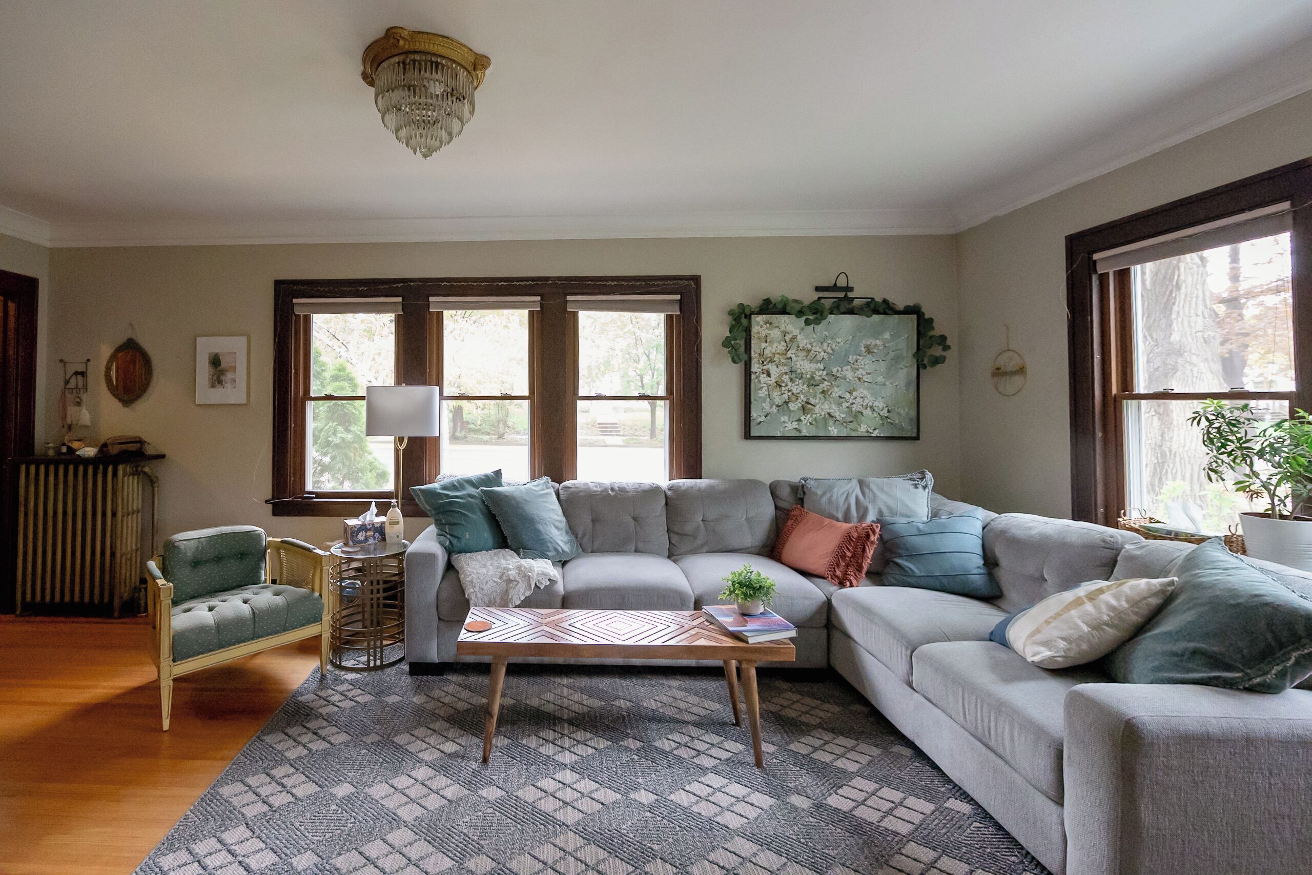 Een smart-tv, een open haard en boeken