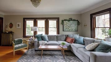 Een smart-tv, een open haard en boeken