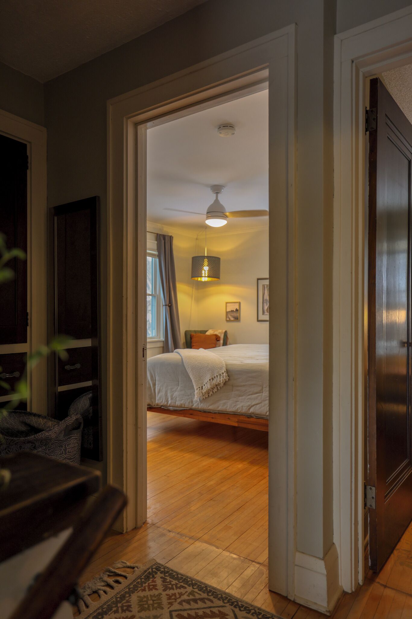 3 chambres, bureau, fer et planche à repasser, lit parapluie