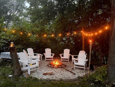 Charming Cottage with Hot Tub, Fire Pit, & Wooded Backyard