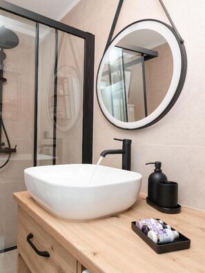 Villa (Two Bedroom Villa with Swimming pool) | Badkamer | Een douche, handdoeken