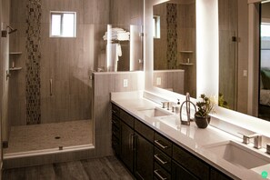 Douche, séchoir à cheveux, serviettes fournies