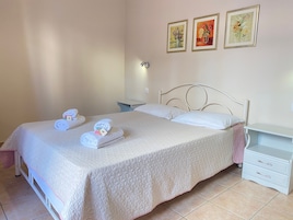 Cuna de viaje, wifi gratis y ropa de cama 