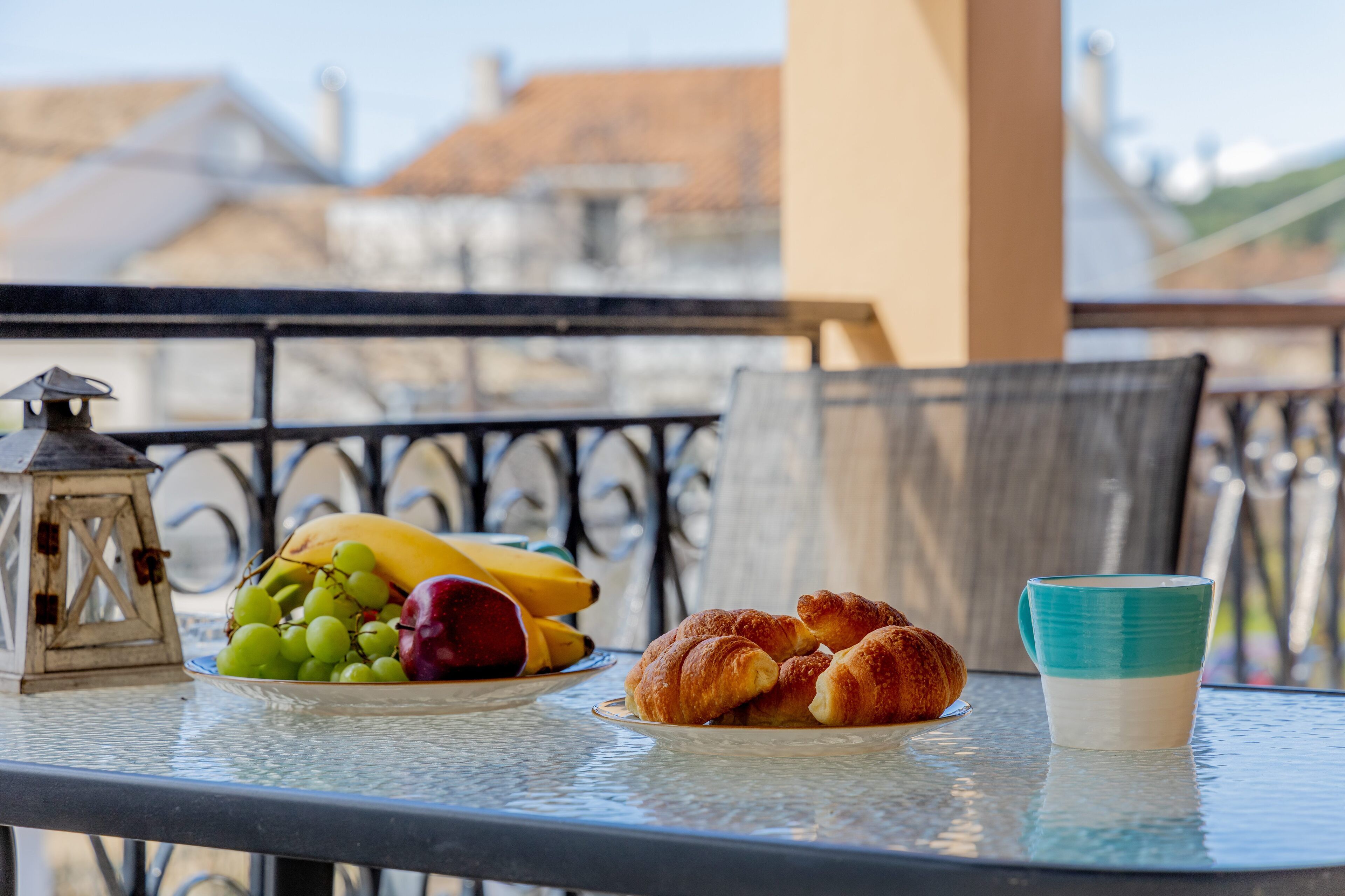 Une table avec une assiette de nourriture, une tasse et une lanterne.
