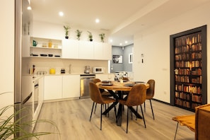 Fridge, microwave, oven, stovetop - Stylish Boutique Design Apartment Central Location with Terrace (València)