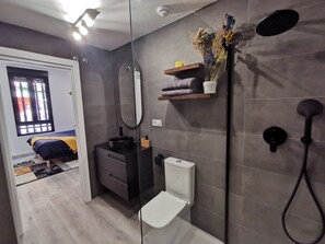 Shower, hair dryer, towels, soap - Stylish Boutique Design Apartment Central Location with Terrace (València)