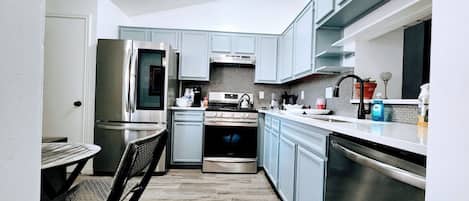 冰箱、微波炉、烤箱、炉灶