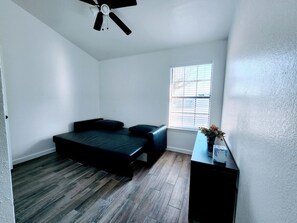 4 bedrooms, iron/ironing board, Internet, bed sheets