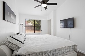 4 bedrooms, iron/ironing board, internet, bed sheets