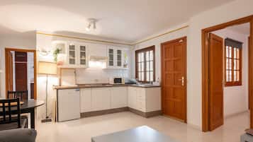 Réfrigérateur, micro-ondes, cafetiÚre/bouilloire, grille-pain