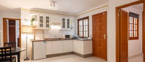 Frigorífico, microondas, cafetera o tetera y tostadora