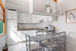Kühlschrank, Mikrowelle, Wasserkocher mit Kaffee-/Teezubehör, Toaster